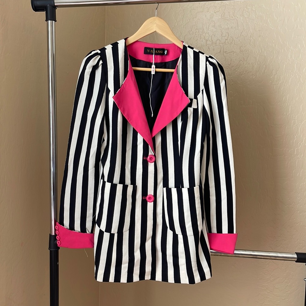 Long sleeve jacket with pockets. It’s light and soft.